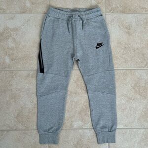 Nike Sportswear Boys’ Tech Fleece Joggers
Size: Medium
Color: Grey